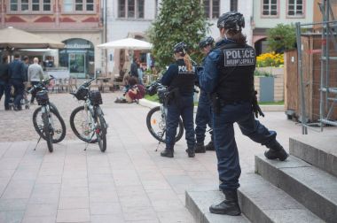 Ana yerinde gözlemleyerek Bisiklet polis kadın ve polis erkek