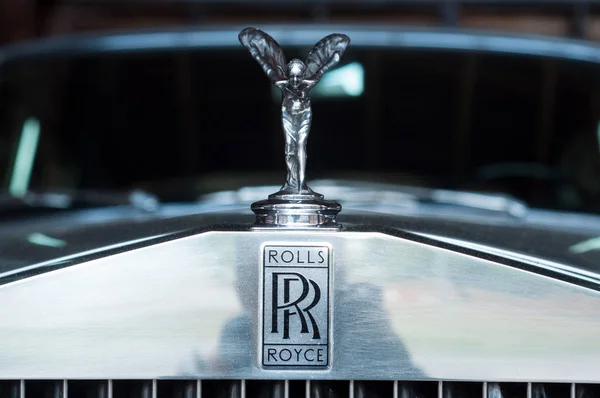 Крупный план логотипа Rolls Royce на автомобиле — стоковое фото