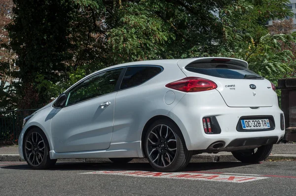 Branco KIA ceed estacionado na rua — Fotografia de Stock