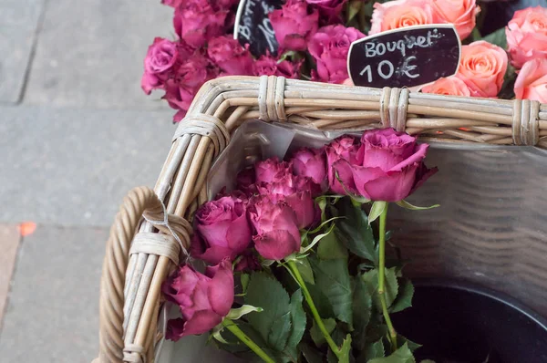 Buquê de rosas roxas em florista — Fotografia de Stock