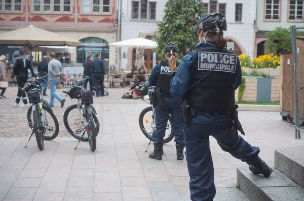 Femmes policières à vélo observant dans la place principale — Photo