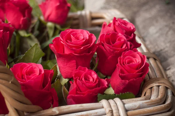  Çiçekçi, kırmızı gül buketi