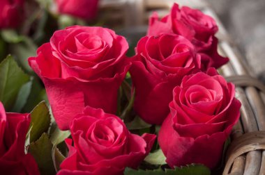  Çiçekçi, kırmızı gül buketi