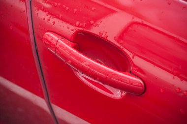 Yağmur damlaları araba tutamacı