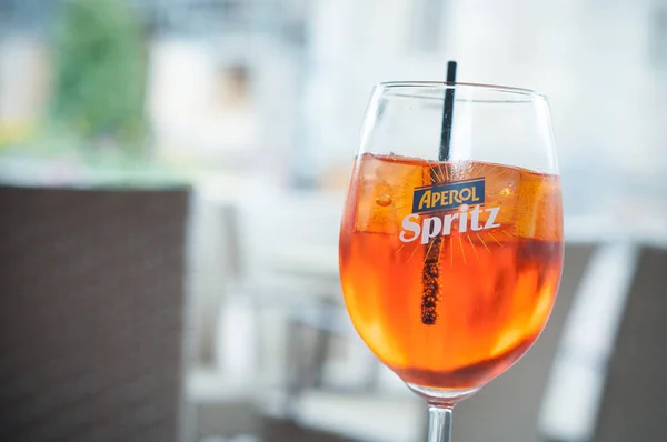 Vidro de spritz no terraço do restaurante — Fotografia de Stock