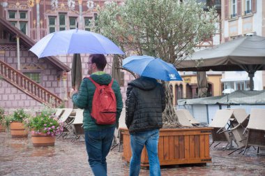 kömür topakları şemsiyesi erkeklerle şehirde yer