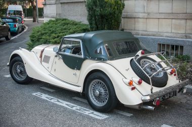 Morgan artı sekiz - sokakta park edilmiş İngiliz roadster