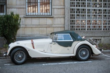 Morgan artı sekiz - sokakta park edilmiş İngiliz roadster