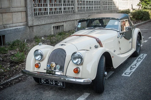 Morgan artı sekiz - sokakta park edilmiş İngiliz roadster