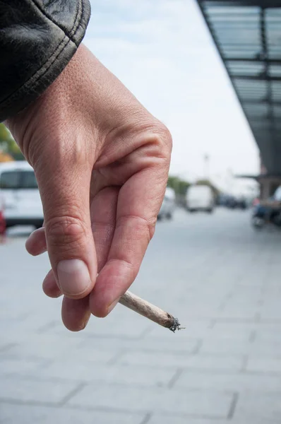 Ruka muže s cigaretou na ulici — Stock fotografie