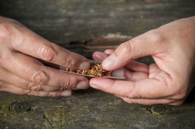  ahşap masa üzerinde çalışırken sigara dostum