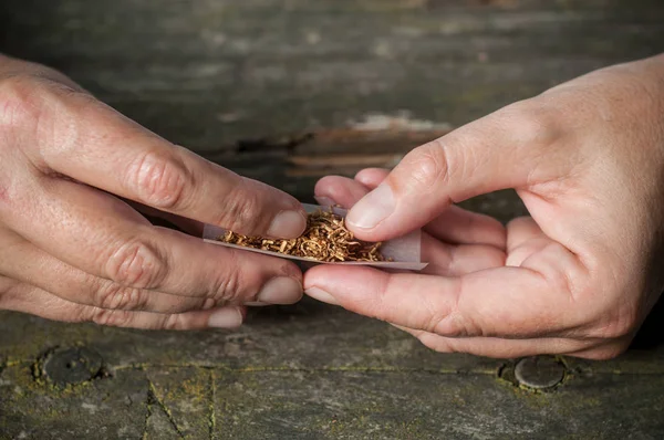  ahşap masa üzerinde çalışırken sigara dostum