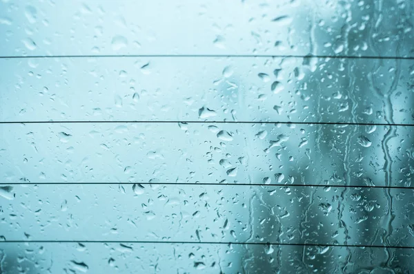 Gouttes de pluie sur la fenêtre arrière de la voiture — Photo