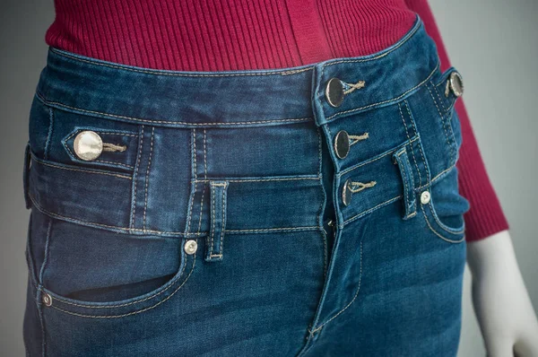 Vaqueros azules en el maniquí en la tienda de moda femenina —  Fotos de Stock