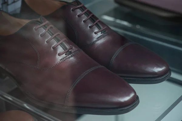 Sapatos clássicos para homens na loja de moda showroom Fotos De Bancos De Imagens