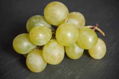  Kara tahta arka plan üzerinde beyaz üzüm