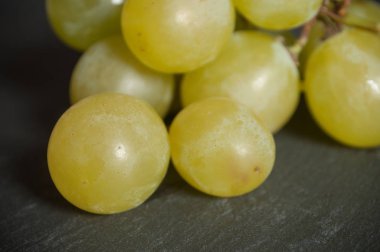  Kara tahta arka plan üzerinde beyaz üzüm