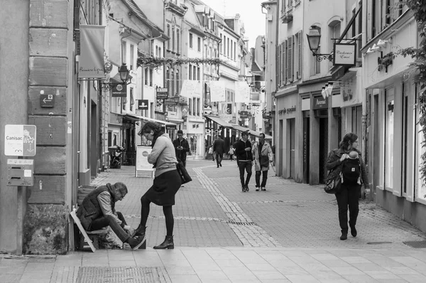 Женщина в обуви блестит на улице — стоковое фото