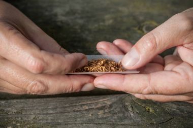 ahşap masa üzerinde çalışırken sigara dostum