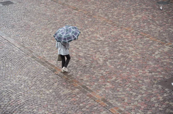 Žena s deštníkem na dláždění místo ve městě — Stock fotografie