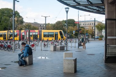 insanların önünde tren istasyonu