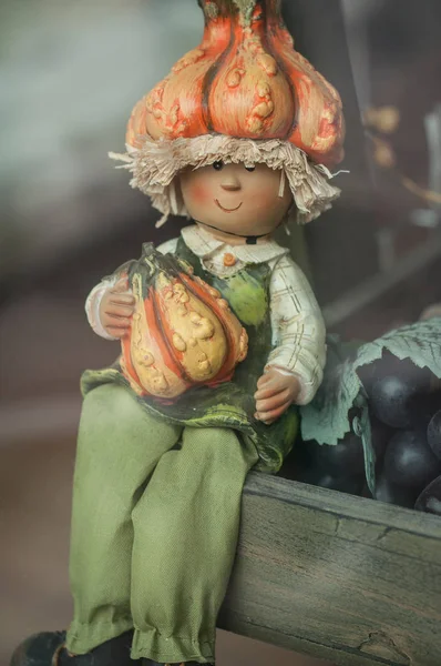 Хеллоуїн персонаж з гарбузами на голові — стокове фото