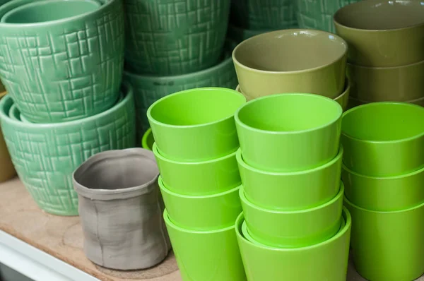 Колекція зелених керамічних горщиків в магазині — стокове фото