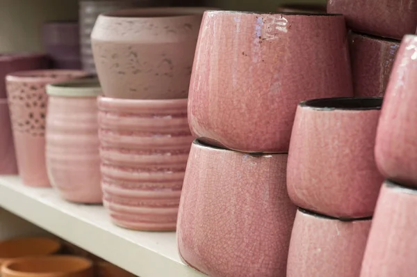 Colección de macetas de cerámica rosa en la tienda —  Fotos de Stock