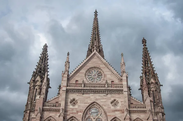 Protestantse tempel saint Etienne op bewolkte hemelachtergrond — Stockfoto