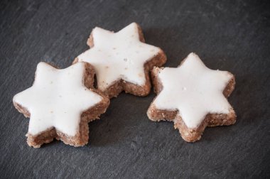 Kara tahta arka plan üzerinde yıldız şeklinde Noel ekmek