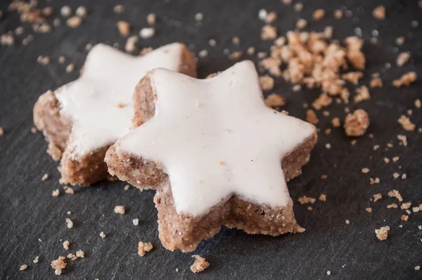 Panadería de Navidad en forma de estrella en el fondo de pizarra — Foto de Stock