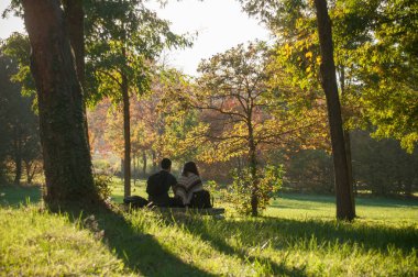 Kent parkta bankta oturan Çift 