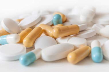  kapsül ve beyaz arka plan üzerinde ilaç tablet