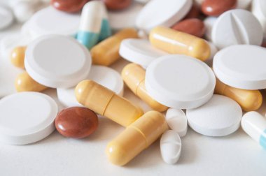 kapsül ve beyaz arka plan üzerinde ilaç tablet