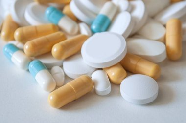  kapsül ve beyaz arka plan üzerinde ilaç tablet