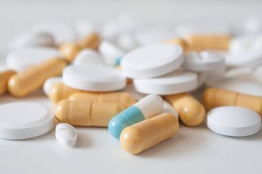 kapsül ve beyaz arka plan üzerinde ilaç tablet