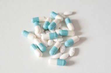 kapsül ve beyaz arka plan üzerinde ilaç tablet