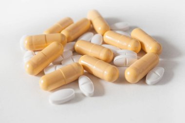  kapsül ve beyaz arka plan üzerinde ilaç tablet