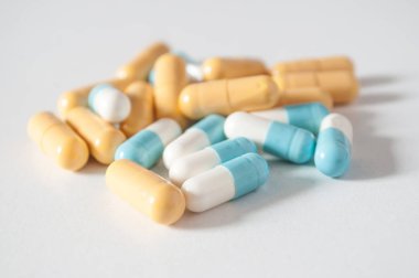  kapsül ve beyaz arka plan üzerinde ilaç tablet