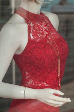  manken moda mağaza showroom için kırmızı elbise 
