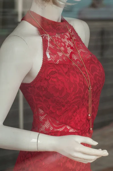 Rotes Kleid auf Schaufensterpuppe in Modegeschäft Showroom für — Stockfoto