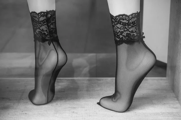 Pies medias en tienda de moda sala de exposición para las mujeres —  Fotos de Stock