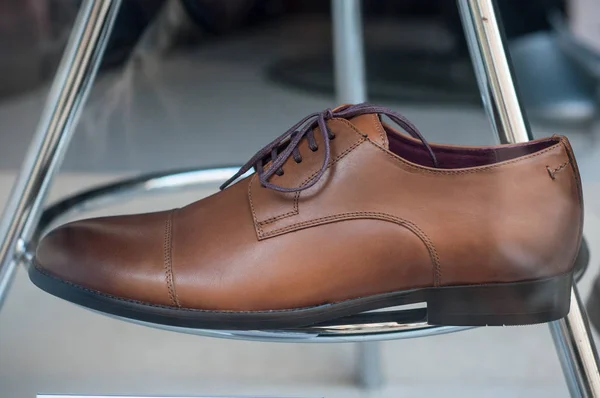 Scarpe classiche da uomo nello showroom del negozio di moda — Foto Stock