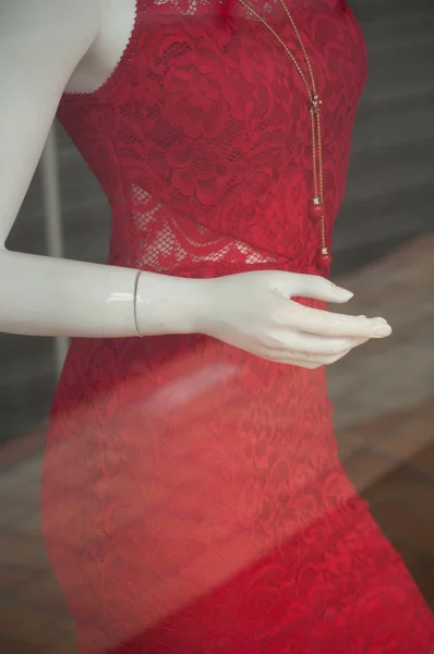 Красное платье на манекене в салоне модного магазина — стоковое фото