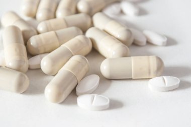 kapsül ve beyaz arka plan üzerinde ilaç tablet