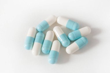  kapsül ve beyaz arka plan üzerinde ilaç tablet