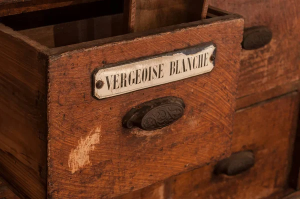 f wooden furniture in grocery store with text in french