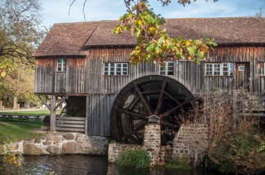 Su değirmeni sınır nehir ile ahşap kulübe