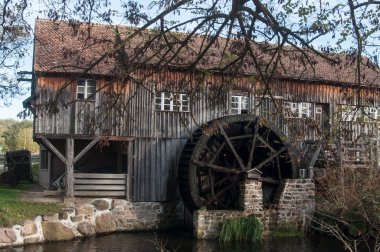 Su değirmeni sınır nehir ile ahşap kulübe