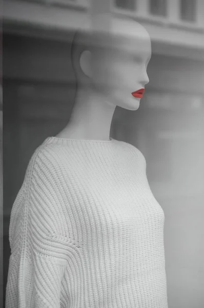 Білий пуловер на манікюрі в шоу-румі моди — стокове фото